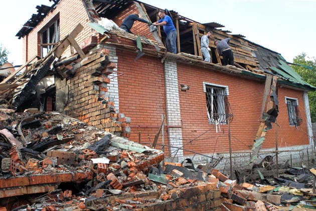 Men repair the roof of a building damaged by a Russian strike with boards, Dnipro, Ukraine, September 30, 2026. On Wednesday morning, the Russian army attacked the city, killing a 33-year-old man who worked as a security guard at a local enterprise. (Photo by Mykola Miakshykov Ukrinform) Russian army attack Dnipro, killing man  Copyright: xMykolaxMiakshykovx