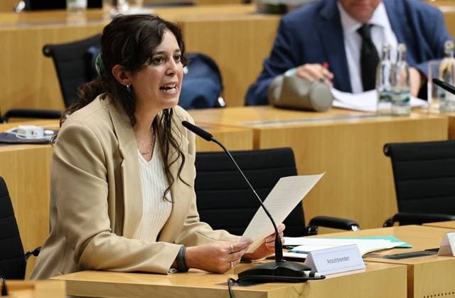 Thueringer Landtag - Justizausschuss 30.09.2026, Erfurt, Thueringer Landtag, Justizausschuss, Muendliche Anhoerung zum Antrag der Fraktion Die Linke: Einleitung eines Parteiverbotsverfahrens gegen die AfD im Bild: Anzuhoerende Valentina Chiofalo von der Gesellschaft fuer Freiheitsrechte e.V.
