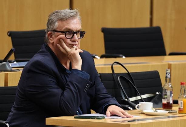 Thueringer Landtag - Justizausschuss 30.09.2026, Erfurt, Thueringer Landtag, Justizausschuss, Muendliche Anhoerung zum Antrag der Fraktion Die Linke: Einleitung eines Parteiverbotsverfahrens gegen die AfD im Bild: Anzuhoerender Hape Kerkeling