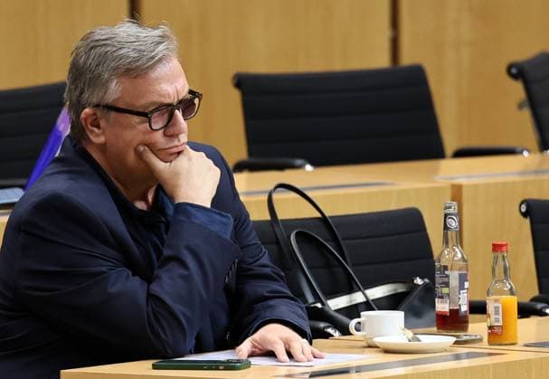 Thueringer Landtag - Justizausschuss 30.09.2026, Erfurt, Thueringer Landtag, Justizausschuss, Muendliche Anhoerung zum Antrag der Fraktion Die Linke: Einleitung eines Parteiverbotsverfahrens gegen die AfD im Bild: Anzuhoerender Hape Kerkeling