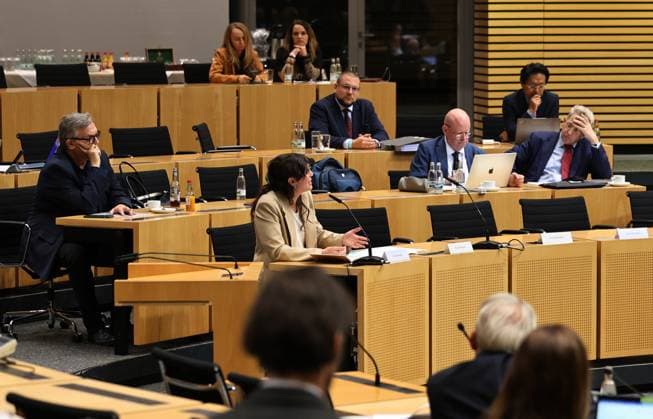 Thueringer Landtag - Justizausschuss 30.09.2026, Erfurt, Thueringer Landtag, Justizausschuss, Muendliche Anhoerung zum Antrag der Fraktion Die Linke: Einleitung eines Parteiverbotsverfahrens gegen die AfD im Bild: Anzuhoerender Hape Kerkeling, rechts Dr.Hans-Georg Maassen waehrend der Anhoerung von Valentina Chiofalo von der Gesellschaft fuer Freiheitsrechte e.V.