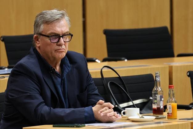 Thueringer Landtag - Justizausschuss 30.09.2026, Erfurt, Thueringer Landtag, Justizausschuss, Muendliche Anhoerung zum Antrag der Fraktion Die Linke: Einleitung eines Parteiverbotsverfahrens gegen die AfD im Bild: Anzuhoerender Hape Kerkeling