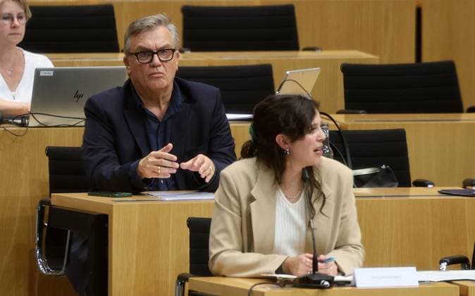 Thueringer Landtag - Justizausschuss 30.09.2026, Erfurt, Thueringer Landtag, Justizausschuss, Muendliche Anhoerung zum Antrag der Fraktion Die Linke: Einleitung eines Parteiverbotsverfahrens gegen die AfD im Bild: Anzuhoerender Hape Kerkeling waehrend der Anhoerung von Valentina Chiofalo von der Gesellschaft fuer Freiheitsrechte e.V.