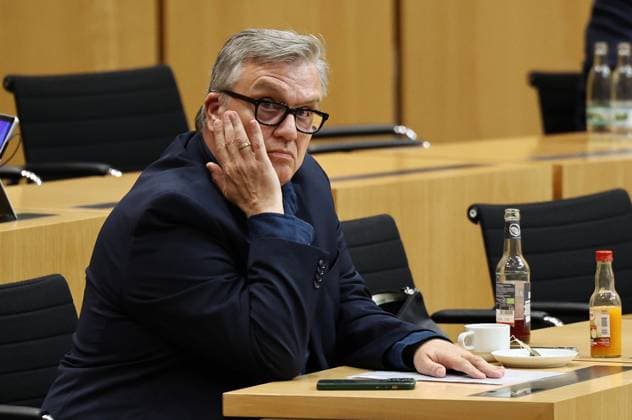 Thueringer Landtag - Justizausschuss 30.09.2026, Erfurt, Thueringer Landtag, Justizausschuss, Muendliche Anhoerung zum Antrag der Fraktion Die Linke: Einleitung eines Parteiverbotsverfahrens gegen die AfD im Bild: Anzuhoerender Hape Kerkeling