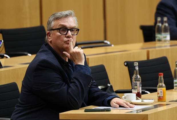 Thueringer Landtag - Justizausschuss 30.09.2026, Erfurt, Thueringer Landtag, Justizausschuss, Muendliche Anhoerung zum Antrag der Fraktion Die Linke: Einleitung eines Parteiverbotsverfahrens gegen die AfD im Bild: Anzuhoerender Hape Kerkeling