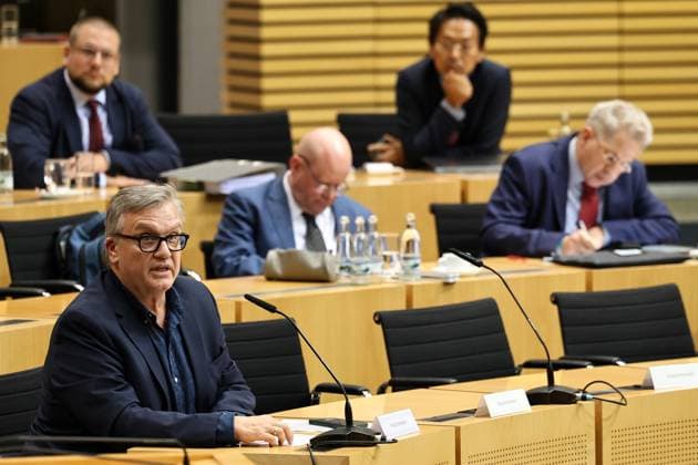 Thueringer Landtag - Justizausschuss 30.09.2026, Erfurt, Thueringer Landtag, Justizausschuss, Muendliche Anhoerung zum Antrag der Fraktion Die Linke: Einleitung eines Parteiverbotsverfahrens gegen die AfD im Bild: Anzuhoerender Hape Kerkeling waehrend der Anhoerung