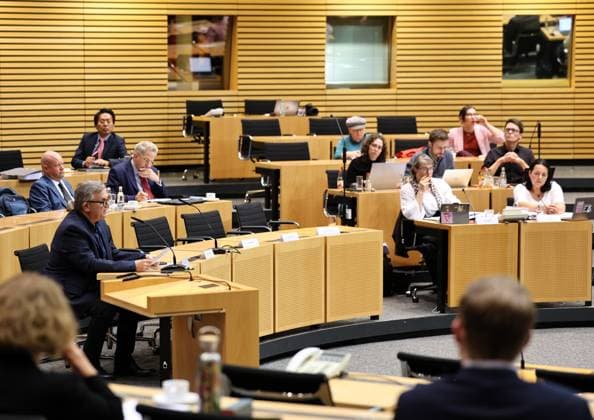 Thueringer Landtag - Justizausschuss 30.09.2026, Erfurt, Thueringer Landtag, Justizausschuss, Muendliche Anhoerung zum Antrag der Fraktion Die Linke: Einleitung eines Parteiverbotsverfahrens gegen die AfD im Bild: Anzuhoerender Hape Kerkeling waehrend der Anhoerung