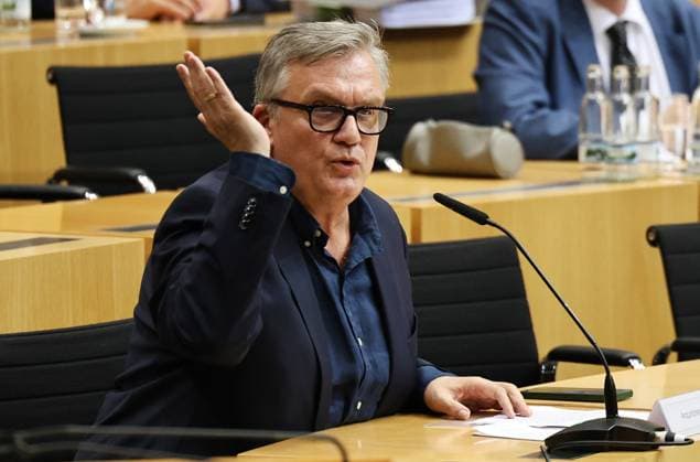 Thueringer Landtag - Justizausschuss 30.09.2026, Erfurt, Thueringer Landtag, Justizausschuss, Muendliche Anhoerung zum Antrag der Fraktion Die Linke: Einleitung eines Parteiverbotsverfahrens gegen die AfD im Bild: Anzuhoerender Hape Kerkeling