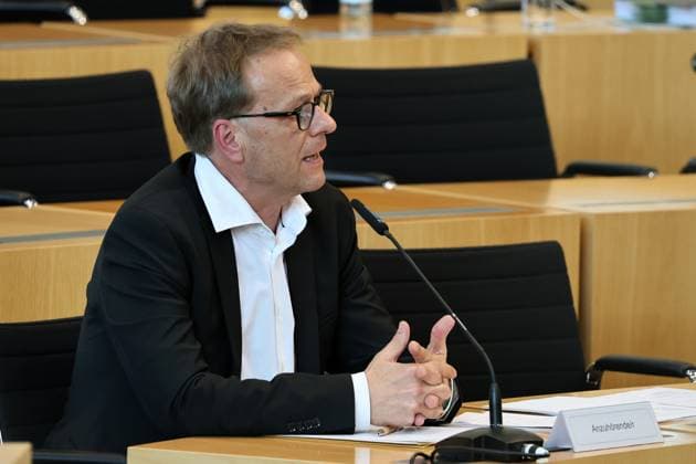 Thueringer Landtag - Justizausschuss 30.09.2026, Erfurt, Thueringer Landtag, Justizausschuss, Muendliche Anhoerung zum Antrag der Fraktion Die Linke: Einleitung eines Parteiverbotsverfahrens gegen die AfD im Bild: Anzuhoerender Dr. Hendrik Cremer