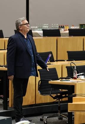 Thueringer Landtag - Justizausschuss 30.09.2026, Erfurt, Thueringer Landtag, Justizausschuss, Muendliche Anhoerung zum Antrag der Fraktion Die Linke: Einleitung eines Parteiverbotsverfahrens gegen die AfD im Bild: Anzuhoerender Hape Kerkeling