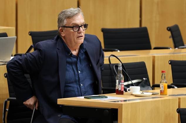 Thueringer Landtag - Justizausschuss 30.09.2026, Erfurt, Thueringer Landtag, Justizausschuss, Muendliche Anhoerung zum Antrag der Fraktion Die Linke: Einleitung eines Parteiverbotsverfahrens gegen die AfD im Bild: Anzuhoerender Hape Kerkeling