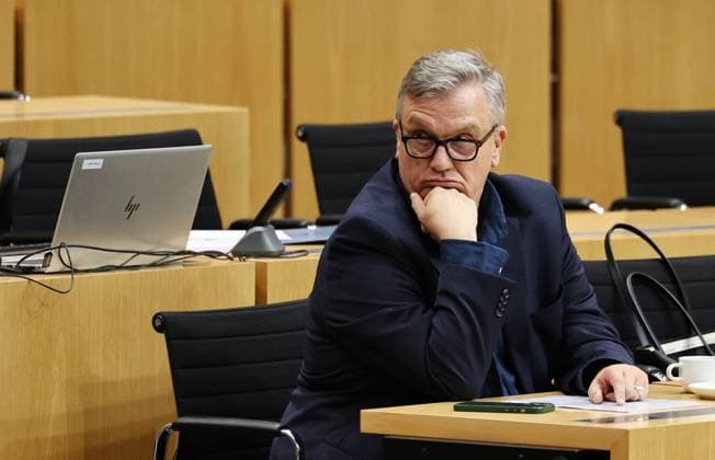 Thueringer Landtag - Justizausschuss 30.09.2026, Erfurt, Thueringer Landtag, Justizausschuss, Muendliche Anhoerung zum Antrag der Fraktion Die Linke: Einleitung eines Parteiverbotsverfahrens gegen die AfD im Bild: Anzuhoerender Hape Kerkeling