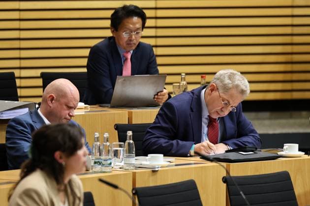 Thueringer Landtag - Justizausschuss 30.09.2026, Erfurt, Thueringer Landtag, Justizausschuss, Muendliche Anhoerung zum Antrag der Fraktion Die Linke: Einleitung eines Parteiverbotsverfahrens gegen die AfD im Bild: Anzuhoerender Dr. Hans-Georg Maassen macht sich Notizen waehrend der Anhoerung von Valentina Chiofalo von der Gesellschaft fuer Freiheitsrechte e.V.