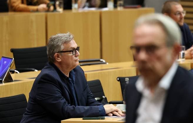 Thueringer Landtag - Justizausschuss 30.09.2026, Erfurt, Thueringer Landtag, Justizausschuss, Muendliche Anhoerung zum Antrag der Fraktion Die Linke: Einleitung eines Parteiverbotsverfahrens gegen die AfD im Bild: Anzuhoerender Hape Kerkeling