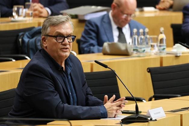 Thueringer Landtag - Justizausschuss 30.09.2026, Erfurt, Thueringer Landtag, Justizausschuss, Muendliche Anhoerung zum Antrag der Fraktion Die Linke: Einleitung eines Parteiverbotsverfahrens gegen die AfD im Bild: Anzuhoerender Hape Kerkeling waehrend der Anhoerung