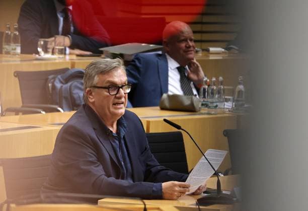 Thueringer Landtag - Justizausschuss 30.09.2026, Erfurt, Thueringer Landtag, Justizausschuss, Muendliche Anhoerung zum Antrag der Fraktion Die Linke: Einleitung eines Parteiverbotsverfahrens gegen die AfD im Bild: Anzuhoerender Hape Kerkeling waehrend der Anhoerung