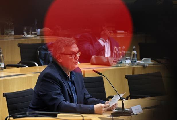 Thueringer Landtag - Justizausschuss 30.09.2026, Erfurt, Thueringer Landtag, Justizausschuss, Muendliche Anhoerung zum Antrag der Fraktion Die Linke: Einleitung eines Parteiverbotsverfahrens gegen die AfD im Bild: Anzuhoerender Hape Kerkeling waehrend der Anhoerung