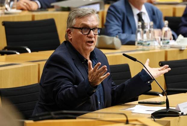 Thueringer Landtag - Justizausschuss 30.09.2026, Erfurt, Thueringer Landtag, Justizausschuss, Muendliche Anhoerung zum Antrag der Fraktion Die Linke: Einleitung eines Parteiverbotsverfahrens gegen die AfD im Bild: Anzuhoerender Hape Kerkeling