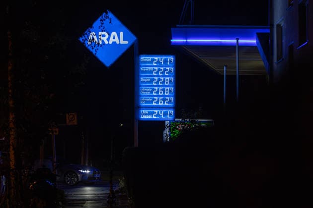 Spritpreise am Abend vor dem neuen Tankrabatt in Bonn, 30.9.2026 Am 1. Oktober 2026 tritt erneut der sogenannte Tankrabatt auf Benzin und Diesel in Kraft. Bis zu 17 Cent günstiger soll der Kraftstoff an den Tankstellen in Deutschland werden- Am Abend vor Inkraftreten sind die Preise an Bonner Tankstellen noch hoch. Bonn NRW Deutschland Copyright: xSebastianxDerixx