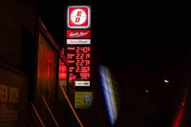 Spritpreise am Abend vor dem neuen Tankrabatt in Bonn, 30.9.2026 Am 1. Oktober 2026 tritt erneut der sogenannte Tankrabatt auf Benzin und Diesel in Kraft. Bis zu 17 Cent günstiger soll der Kraftstoff an den Tankstellen in Deutschland werden- Am Abend vor Inkraftreten sind die Preise an Bonner Tankstellen noch hoch. Bonn NRW Deutschland Copyright: xSebastianxDerixx
