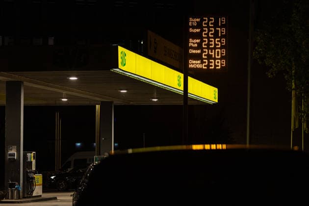 Spritpreise am Abend vor dem neuen Tankrabatt in Bonn, 30.9.2026 Am 1. Oktober 2026 tritt erneut der sogenannte Tankrabatt auf Benzin und Diesel in Kraft. Bis zu 17 Cent günstiger soll der Kraftstoff an den Tankstellen in Deutschland werden- Am Abend vor Inkraftreten sind die Preise an Bonner Tankstellen noch hoch. Bonn NRW Deutschland Copyright: xSebastianxDerixx