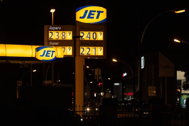 Spritpreise am Abend vor dem neuen Tankrabatt in Bonn, 30.9.2026 Am 1. Oktober 2026 tritt erneut der sogenannte Tankrabatt auf Benzin und Diesel in Kraft. Bis zu 17 Cent günstiger soll der Kraftstoff an den Tankstellen in Deutschland werden- Am Abend vor Inkraftreten sind die Preise an Bonner Tankstellen noch hoch. Bonn NRW Deutschland Copyright: xSebastianxDerixx