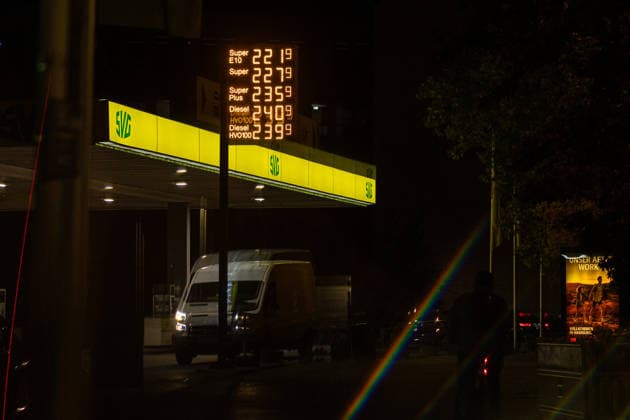 Spritpreise am Abend vor dem neuen Tankrabatt in Bonn, 30.9.2026 Am 1. Oktober 2026 tritt erneut der sogenannte Tankrabatt auf Benzin und Diesel in Kraft. Bis zu 17 Cent günstiger soll der Kraftstoff an den Tankstellen in Deutschland werden- Am Abend vor Inkraftreten sind die Preise an Bonner Tankstellen noch hoch. Bonn NRW Deutschland Copyright: xSebastianxDerixx