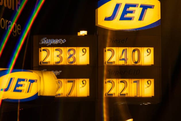 Spritpreise am Abend vor dem neuen Tankrabatt in Bonn, 30.9.2026 Am 1. Oktober 2026 tritt erneut der sogenannte Tankrabatt auf Benzin und Diesel in Kraft. Bis zu 17 Cent günstiger soll der Kraftstoff an den Tankstellen in Deutschland werden- Am Abend vor Inkraftreten sind die Preise an Bonner Tankstellen noch hoch. Bonn NRW Deutschland Copyright: xSebastianxDerixx