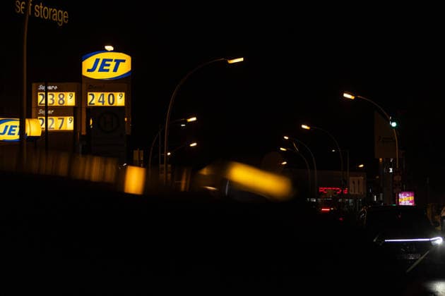 Spritpreise am Abend vor dem neuen Tankrabatt in Bonn, 30.9.2026 Am 1. Oktober 2026 tritt erneut der sogenannte Tankrabatt auf Benzin und Diesel in Kraft. Bis zu 17 Cent günstiger soll der Kraftstoff an den Tankstellen in Deutschland werden- Am Abend vor Inkraftreten sind die Preise an Bonner Tankstellen noch hoch. Bonn NRW Deutschland Copyright: xSebastianxDerixx
