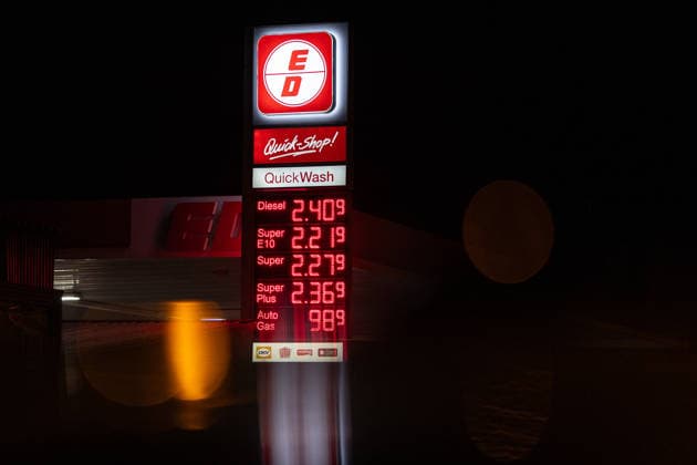 Spritpreise am Abend vor dem neuen Tankrabatt in Bonn, 30.9.2026 Am 1. Oktober 2026 tritt erneut der sogenannte Tankrabatt auf Benzin und Diesel in Kraft. Bis zu 17 Cent günstiger soll der Kraftstoff an den Tankstellen in Deutschland werden- Am Abend vor Inkraftreten sind die Preise an Bonner Tankstellen noch hoch. Bonn NRW Deutschland Copyright: xSebastianxDerixx