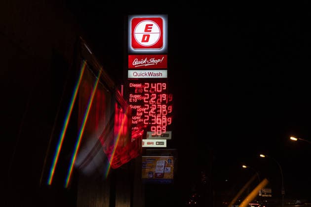 Spritpreise am Abend vor dem neuen Tankrabatt in Bonn, 30.9.2026 Am 1. Oktober 2026 tritt erneut der sogenannte Tankrabatt auf Benzin und Diesel in Kraft. Bis zu 17 Cent günstiger soll der Kraftstoff an den Tankstellen in Deutschland werden- Am Abend vor Inkraftreten sind die Preise an Bonner Tankstellen noch hoch. Bonn NRW Deutschland Copyright: xSebastianxDerixx