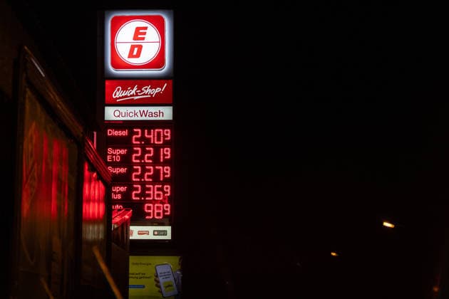 Spritpreise am Abend vor dem neuen Tankrabatt in Bonn, 30.9.2026 Am 1. Oktober 2026 tritt erneut der sogenannte Tankrabatt auf Benzin und Diesel in Kraft. Bis zu 17 Cent günstiger soll der Kraftstoff an den Tankstellen in Deutschland werden- Am Abend vor Inkraftreten sind die Preise an Bonner Tankstellen noch hoch. Bonn NRW Deutschland Copyright: xSebastianxDerixx