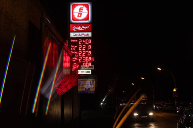 Spritpreise am Abend vor dem neuen Tankrabatt in Bonn, 30.9.2026 Am 1. Oktober 2026 tritt erneut der sogenannte Tankrabatt auf Benzin und Diesel in Kraft. Bis zu 17 Cent günstiger soll der Kraftstoff an den Tankstellen in Deutschland werden- Am Abend vor Inkraftreten sind die Preise an Bonner Tankstellen noch hoch. Bonn NRW Deutschland Copyright: xSebastianxDerixx
