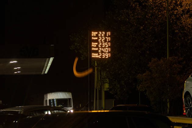 Spritpreise am Abend vor dem neuen Tankrabatt in Bonn, 30.9.2026 Am 1. Oktober 2026 tritt erneut der sogenannte Tankrabatt auf Benzin und Diesel in Kraft. Bis zu 17 Cent günstiger soll der Kraftstoff an den Tankstellen in Deutschland werden- Am Abend vor Inkraftreten sind die Preise an Bonner Tankstellen noch hoch. Bonn NRW Deutschland Copyright: xSebastianxDerixx