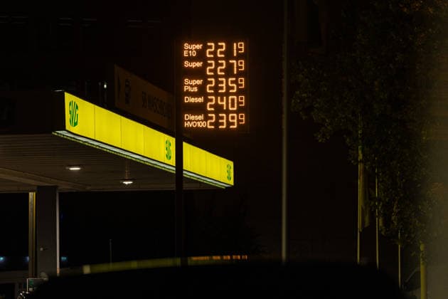 Spritpreise am Abend vor dem neuen Tankrabatt in Bonn, 30.9.2026 Am 1. Oktober 2026 tritt erneut der sogenannte Tankrabatt auf Benzin und Diesel in Kraft. Bis zu 17 Cent günstiger soll der Kraftstoff an den Tankstellen in Deutschland werden- Am Abend vor Inkraftreten sind die Preise an Bonner Tankstellen noch hoch. Bonn NRW Deutschland Copyright: xSebastianxDerixx