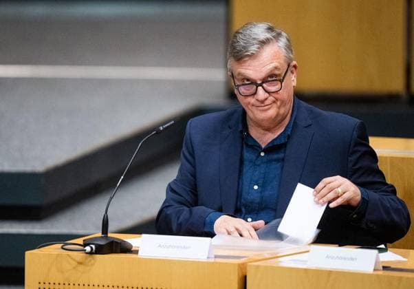 HAPE KERKELING BEI DER MÜNDLICHEN ANHÖRUNG ZU EINEM PARTEIVERBOTSVERFAHREN GEGEN DIE AFD ** NUR FÜR REDAKTIONELLE ZWECKE ** EDITORIAL USE ONLY **<p>30 09 2026-Erfurt: Mündliche Anhörung des Justizausschusses zu einem Parteiverbotsverfahren gegen die AfD auf Bundesebene im Thüringer Landtag¨Den Antrag hatte die Linke-Fraktion gestellt. im Foto: Hape Kerkeling ( Deutschland Thueringen Erfurt Copyright: SaschaxFromm