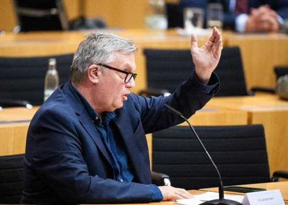 HAPE KERKELING BEI DER MÜNDLICHEN ANHÖRUNG ZU EINEM PARTEIVERBOTSVERFAHREN GEGEN DIE AFD ** NUR FÜR REDAKTIONELLE ZWECKE ** EDITORIAL USE ONLY **<p>30 09 2026-Erfurt: Mündliche Anhörung des Justizausschusses zu einem Parteiverbotsverfahren gegen die AfD auf Bundesebene im Thüringer Landtag¨Den Antrag hatte die Linke-Fraktion gestellt. im Foto: Hape Kerkeling ( Deutschland Thueringen Erfurt Copyright: SaschaxFromm