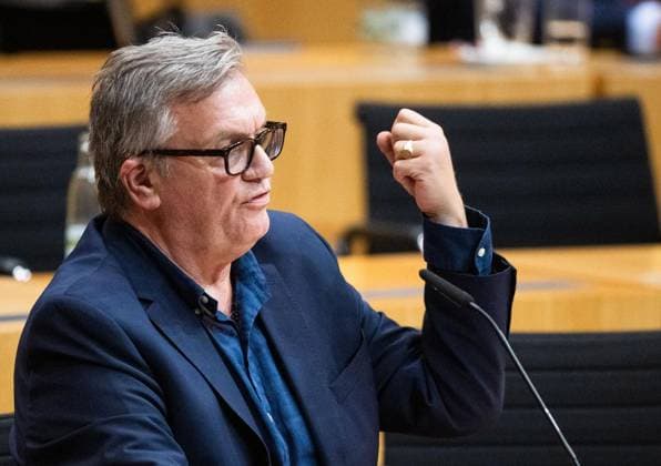 HAPE KERKELING BEI DER MÜNDLICHEN ANHÖRUNG ZU EINEM PARTEIVERBOTSVERFAHREN GEGEN DIE AFD ** NUR FÜR REDAKTIONELLE ZWECKE ** EDITORIAL USE ONLY **<p>30 09 2026-Erfurt: Mündliche Anhörung des Justizausschusses zu einem Parteiverbotsverfahren gegen die AfD auf Bundesebene im Thüringer Landtag¨Den Antrag hatte die Linke-Fraktion gestellt. im Foto: Hape Kerkeling ( Deutschland Thueringen Erfurt Copyright: SaschaxFromm