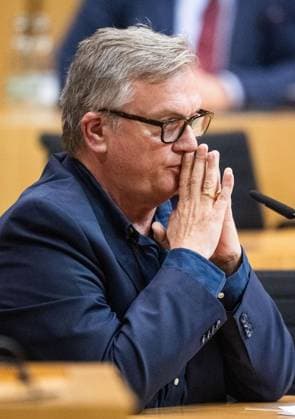 HAPE KERKELING BEI DER MÜNDLICHEN ANHÖRUNG ZU EINEM PARTEIVERBOTSVERFAHREN GEGEN DIE AFD ** NUR FÜR REDAKTIONELLE ZWECKE ** EDITORIAL USE ONLY **<p>30 09 2026-Erfurt: Mündliche Anhörung des Justizausschusses zu einem Parteiverbotsverfahren gegen die AfD auf Bundesebene im Thüringer Landtag¨Den Antrag hatte die Linke-Fraktion gestellt. im Foto: Hape Kerkeling ( Deutschland Thueringen Erfurt Copyright: SaschaxFromm