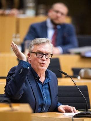 HAPE KERKELING BEI DER MÜNDLICHEN ANHÖRUNG ZU EINEM PARTEIVERBOTSVERFAHREN GEGEN DIE AFD ** NUR FÜR REDAKTIONELLE ZWECKE ** EDITORIAL USE ONLY **<p>30 09 2026-Erfurt: Mündliche Anhörung des Justizausschusses zu einem Parteiverbotsverfahren gegen die AfD auf Bundesebene im Thüringer Landtag¨Den Antrag hatte die Linke-Fraktion gestellt. im Foto: Hape Kerkeling ( Deutschland Thueringen Erfurt Copyright: SaschaxFromm