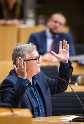 HAPE KERKELING BEI DER MÜNDLICHEN ANHÖRUNG ZU EINEM PARTEIVERBOTSVERFAHREN GEGEN DIE AFD ** NUR FÜR REDAKTIONELLE ZWECKE ** EDITORIAL USE ONLY **<p>30 09 2026-Erfurt: Mündliche Anhörung des Justizausschusses zu einem Parteiverbotsverfahren gegen die AfD auf Bundesebene im Thüringer Landtag¨Den Antrag hatte die Linke-Fraktion gestellt. im Foto: Hape Kerkeling ( Deutschland Thueringen Erfurt Copyright: SaschaxFromm