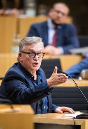 HAPE KERKELING BEI DER MÜNDLICHEN ANHÖRUNG ZU EINEM PARTEIVERBOTSVERFAHREN GEGEN DIE AFD ** NUR FÜR REDAKTIONELLE ZWECKE ** EDITORIAL USE ONLY **<p>30 09 2026-Erfurt: Mündliche Anhörung des Justizausschusses zu einem Parteiverbotsverfahren gegen die AfD auf Bundesebene im Thüringer Landtag¨Den Antrag hatte die Linke-Fraktion gestellt. im Foto: Hape Kerkeling ( Deutschland Thueringen Erfurt Copyright: SaschaxFromm