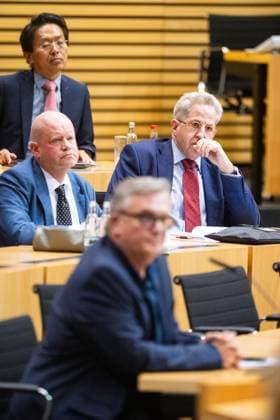 HAPE KERKELING BEI DER MÜNDLICHEN ANHÖRUNG ZU EINEM PARTEIVERBOTSVERFAHREN GEGEN DIE AFD ** NUR FÜR REDAKTIONELLE ZWECKE ** EDITORIAL USE ONLY **<p>30 09 2026-Erfurt: Mündliche Anhörung des Justizausschusses zu einem Parteiverbotsverfahren gegen die AfD auf Bundesebene im Thüringer Landtag¨Den Antrag hatte die Linke-Fraktion gestellt. im Foto: Hape Kerkeling, vorn, Dr. Hans-Georg Maaßen, hinten rechts ( Deutschland Thueringen Erfurt Copyright: SaschaxFromm