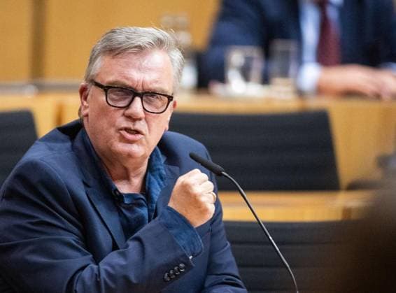 HAPE KERKELING BEI DER MÜNDLICHEN ANHÖRUNG ZU EINEM PARTEIVERBOTSVERFAHREN GEGEN DIE AFD ** NUR FÜR REDAKTIONELLE ZWECKE ** EDITORIAL USE ONLY **<p>30 09 2026-Erfurt: Mündliche Anhörung des Justizausschusses zu einem Parteiverbotsverfahren gegen die AfD auf Bundesebene im Thüringer Landtag¨Den Antrag hatte die Linke-Fraktion gestellt. im Foto: Hape Kerkeling ( Deutschland Thueringen Erfurt Copyright: SaschaxFromm