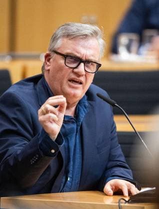 HAPE KERKELING BEI DER MÜNDLICHEN ANHÖRUNG ZU EINEM PARTEIVERBOTSVERFAHREN GEGEN DIE AFD ** NUR FÜR REDAKTIONELLE ZWECKE ** EDITORIAL USE ONLY **<p>30 09 2026-Erfurt: Mündliche Anhörung des Justizausschusses zu einem Parteiverbotsverfahren gegen die AfD auf Bundesebene im Thüringer Landtag¨Den Antrag hatte die Linke-Fraktion gestellt. im Foto: Hape Kerkeling ( Deutschland Thueringen Erfurt Copyright: SaschaxFromm