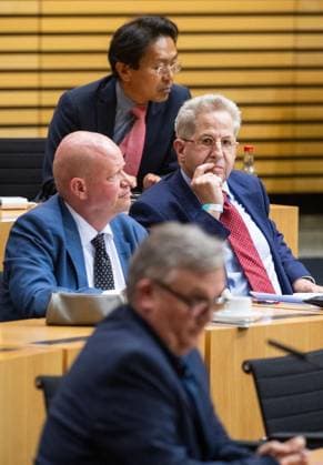 HAPE KERKELING BEI DER MÜNDLICHEN ANHÖRUNG ZU EINEM PARTEIVERBOTSVERFAHREN GEGEN DIE AFD ** NUR FÜR REDAKTIONELLE ZWECKE ** EDITORIAL USE ONLY **<p>30 09 2026-Erfurt: Mündliche Anhörung des Justizausschusses zu einem Parteiverbotsverfahren gegen die AfD auf Bundesebene im Thüringer Landtag¨Den Antrag hatte die Linke-Fraktion gestellt. im Foto: Hape Kerkeling, vorn, Dr. Hans-Georg Maaßen, hinten rechts ( Deutschland Thueringen Erfurt Copyright: SaschaxFromm