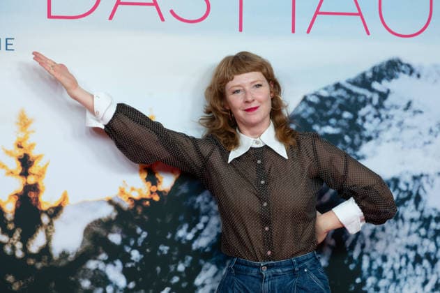 Sarah BAUERETT, Schauspielerin, Portraet, Porträt, Portrait, Angeschnittenes Einzelbild, Einzelmotiv, Roter Teppich, Red Carpet Show, Ankunft, arrival, Filmpremiere Frau Winkler verlaesst das Haus,, am 30.09.2026, in der Lichtburg in Essen,
