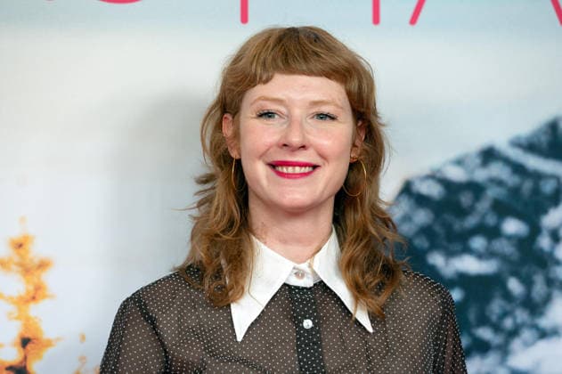 Sarah BAUERETT, Schauspielerin, Portraet, Porträt, Portrait, Angeschnittenes Einzelbild, Einzelmotiv, Roter Teppich, Red Carpet Show, Ankunft, arrival, Filmpremiere Frau Winkler verlaesst das Haus,, am 30.09.2026, in der Lichtburg in Essen,