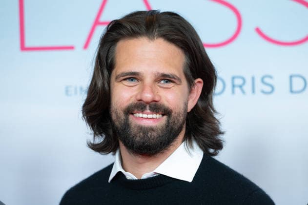 Josef ELLERS, Schauspieler, Portraet, Porträt, Portrait, Angeschnittenes Einzelbild, Einzelmotiv, Roter Teppich, Red Carpet Show, Ankunft, arrival, Filmpremiere Frau Winkler verlaesst das Haus,, am 30.09.2026, in der Lichtburg in Essen,