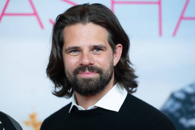 Josef ELLERS, Schauspieler, Portraet, Porträt, Portrait, Angeschnittenes Einzelbild, Einzelmotiv, Roter Teppich, Red Carpet Show, Ankunft, arrival, Filmpremiere Frau Winkler verlaesst das Haus,, am 30.09.2026, in der Lichtburg in Essen,